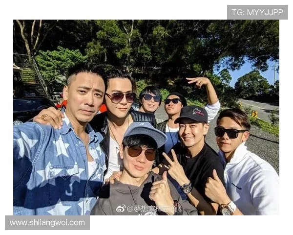 刘星与足球明星亲密合影展现运动精神与友谊的美好瞬间